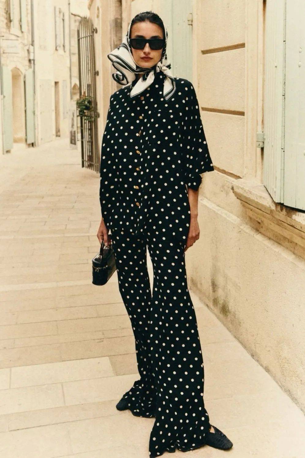 Hè này, họa tiết chấm bi "bùng nổ" trở lại: Cách mặc vừa retro vừa trendy khiến ai cũng ngoái nhìn- Ảnh 18.