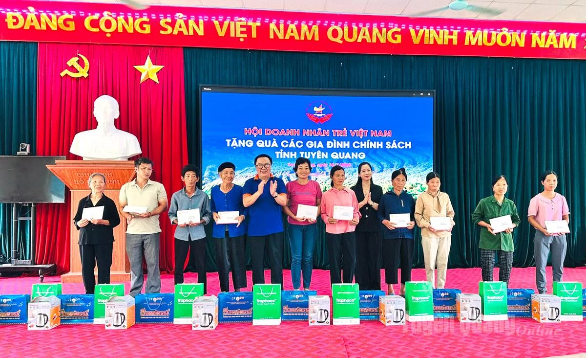 Hội Doanh nhân trẻ Việt Nam trao quà cho các gia đình chính sách tại xã Tân Trào.