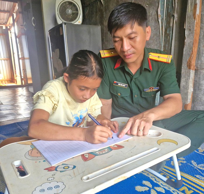 Khi người lính làm "cha đỡ đầu" của trẻ khó khăn - Ảnh 1.