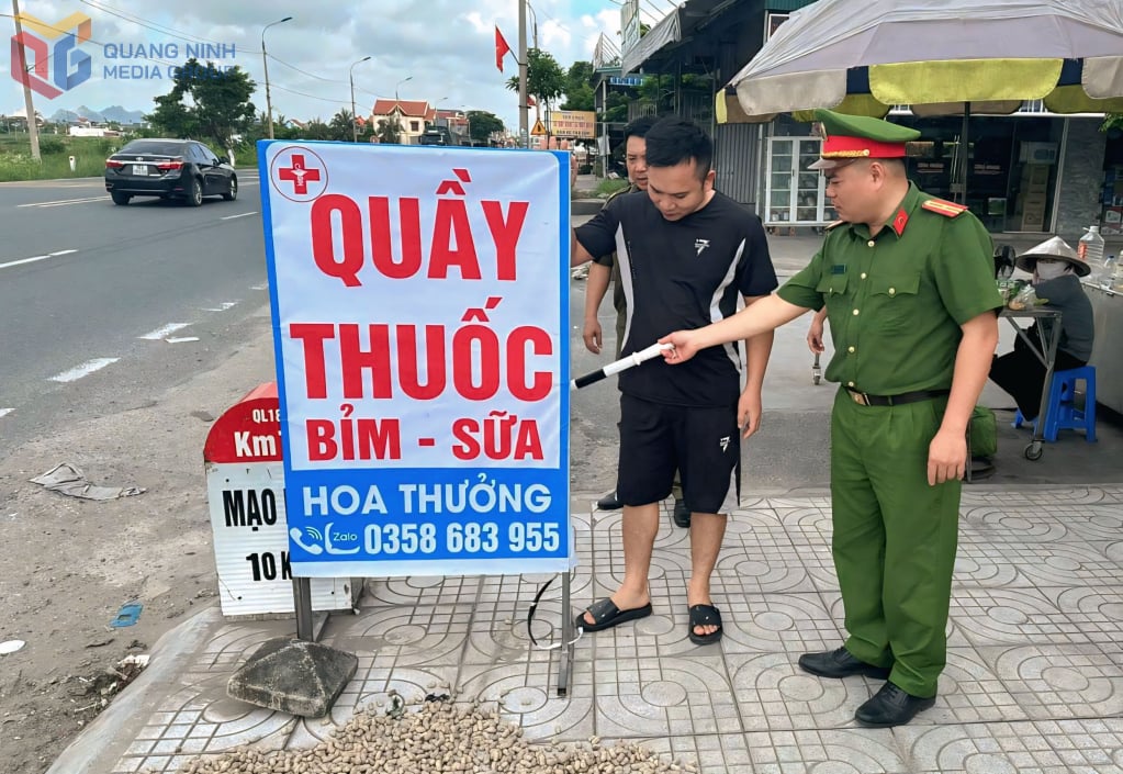 Cán bộ Công an phường Hoàng Quế tuyên truyền, nhắc nhở các hộ kinh doanh lấn chiếm vỉa hè