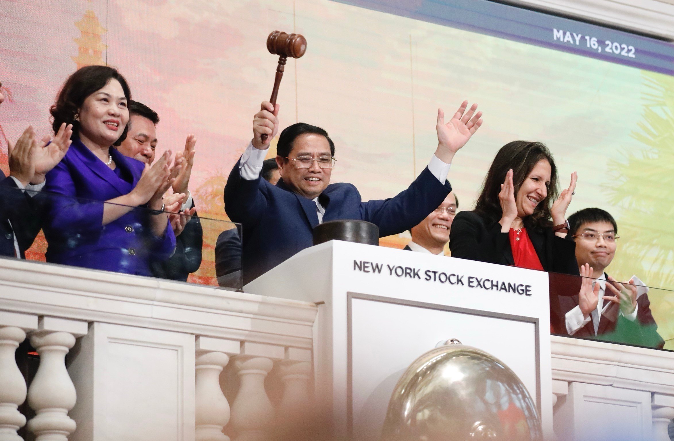 thu-tuong-chinh-phu-pham-minh-chinh-go-bua-ket-thuc-phien-giao-dich-tai-san-giao-dich-chung-khoan-new-york.jpg