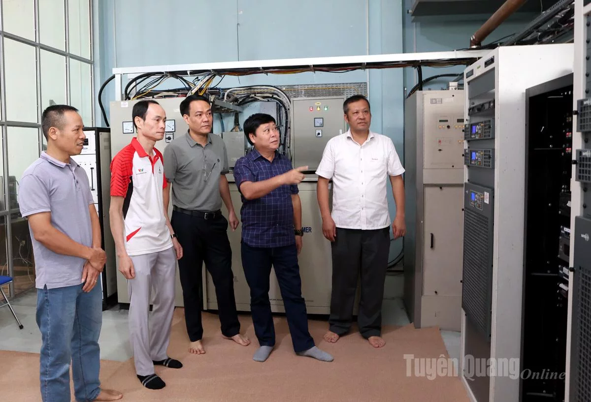 Tổng Biên tập Báo và Phát thanh, Truyền hình Tuyên Quang Mai Đức Thông kiểm tra quy trình vận hành kỹ thuật tại Trạm tiếp sóng phát thanh Cổng Trời.