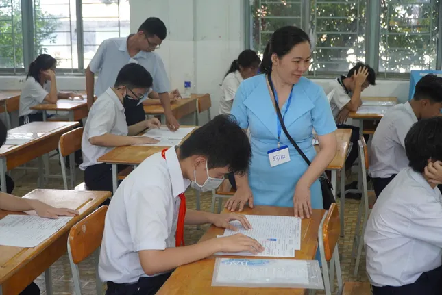 TPHCM muốn cấm học sinh sử dụng điện thoại trong trường ảnh 1