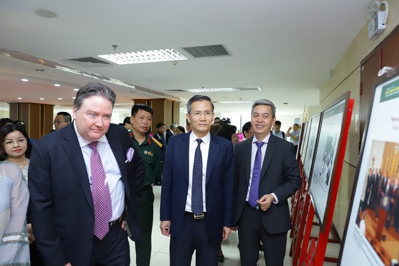 Trưng bày '30 năm quan hệ ngoại giao Việt Nam - Hoa Kỳ' và trao hồ sơ chứng tích chiến tranh - Ảnh 1.