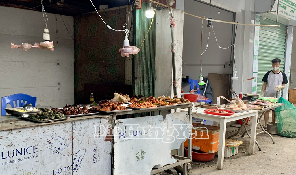 Thức ăn chín được bày bán ngay cạnh quầy bán thực phẩm tươi sống tiềm ẩn nguy cơ mất ATTP