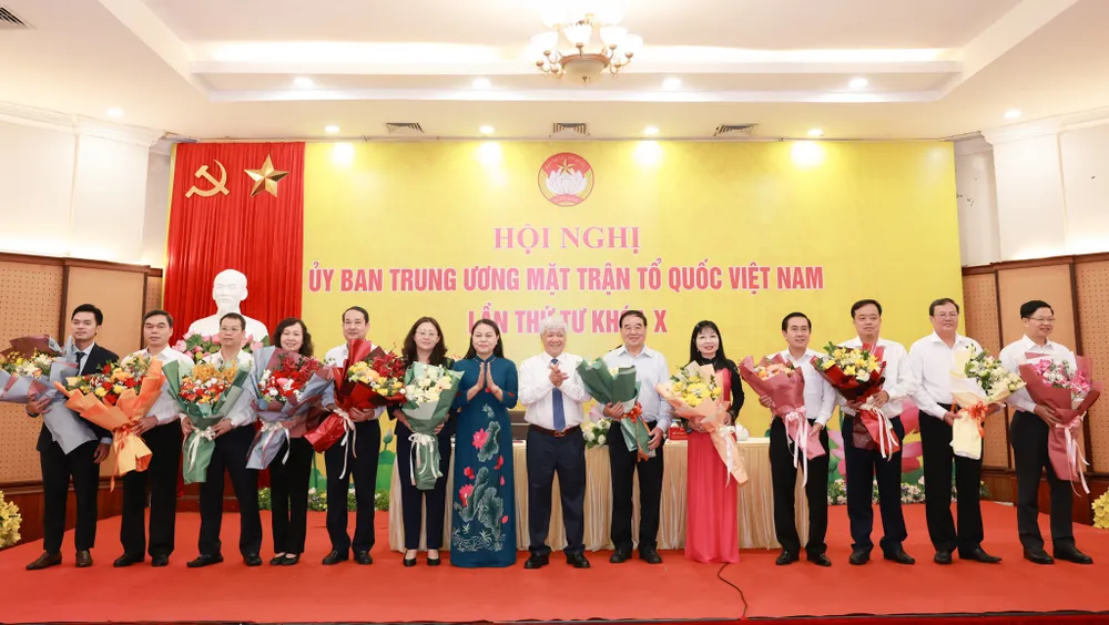tặng hoa chúc mừng các đồng chí được hiệp thương cử tham gia Ủy ban Trung ương MTTQ Việt Nam .jpg