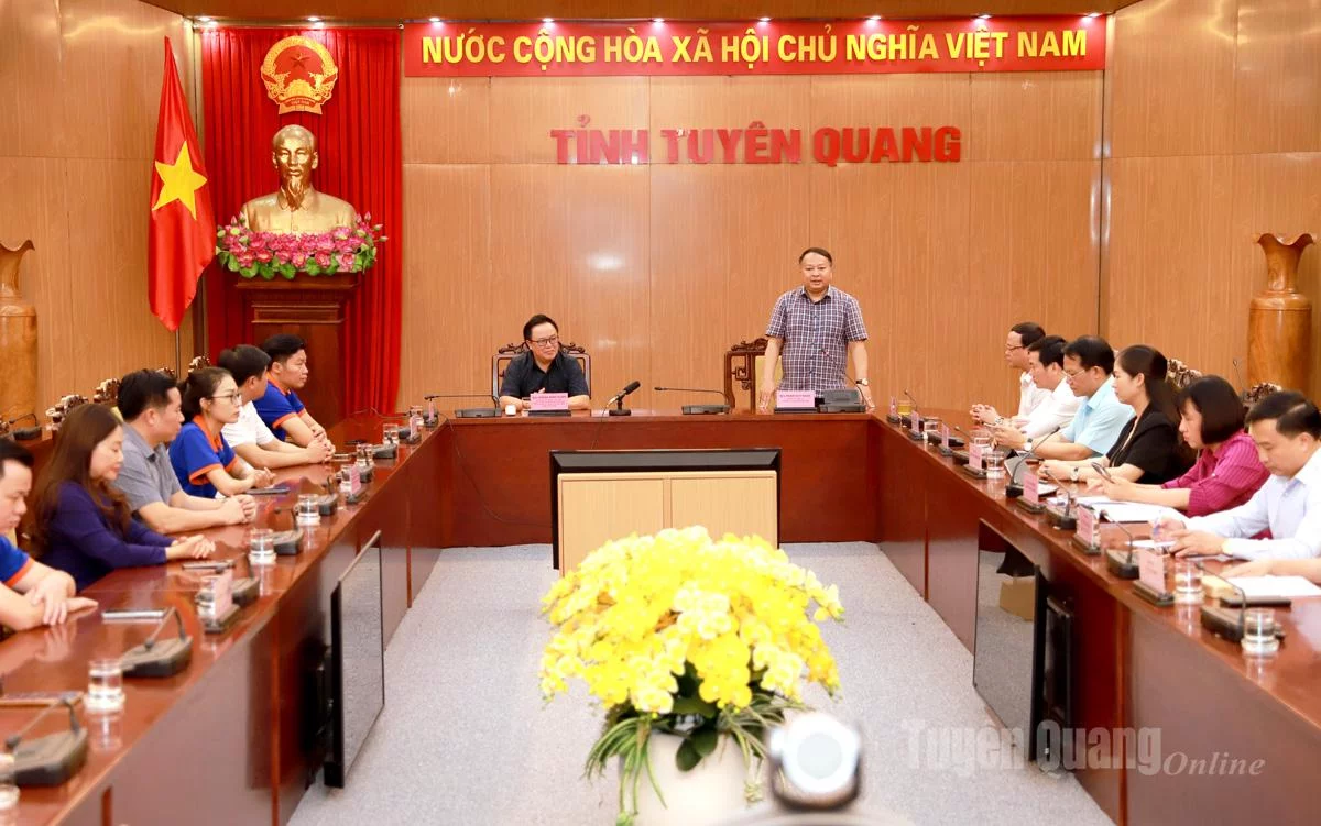 Đồng chí Chủ tịch UBND tỉnh Phan Huy Ngọc phát biểu tại buổi tiếp Đoàn công tác Hội Doanh nhân trẻ.