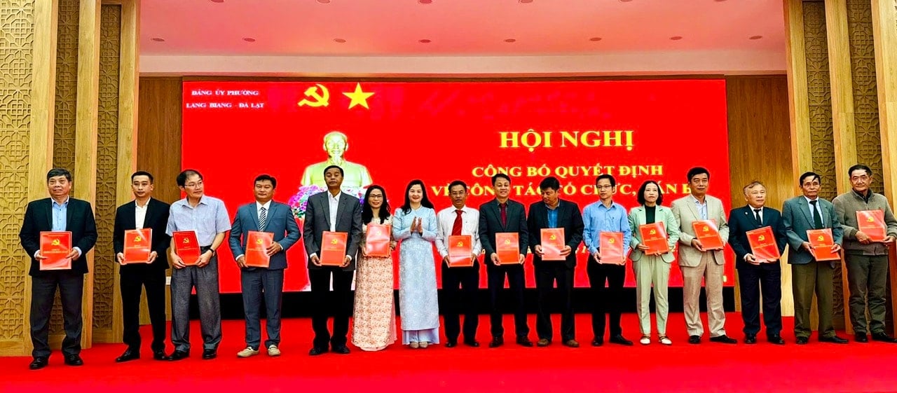 Bí thư Đảng ủy, Chủ tịch HĐND phường Lang Biang Trần Thị Chúc Quỳnh trao quyết định