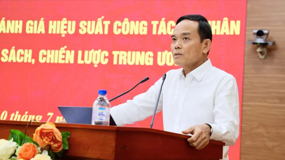 Đồng chí Trần Lưu Quang, Bí thư Trung ương Đảng, Trưởng Ban Chính sách, chiến lược Trung ương phát biểu tại hội nghị