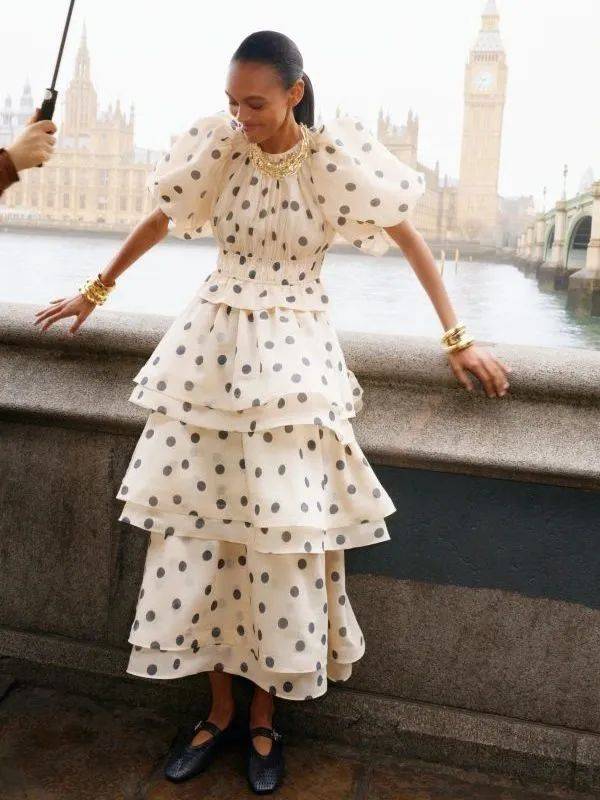 Hè này, họa tiết chấm bi "bùng nổ" trở lại: Cách mặc vừa retro vừa trendy khiến ai cũng ngoái nhìn- Ảnh 24.