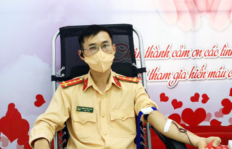 Cán bộ phòng CSGT Công an tỉnh Cao Bằng kịp thời hiến máu cứu người -0