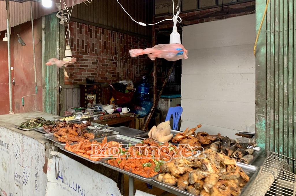 Thức ăn chín bày bán tại chợ cóc thôn Ông Hảo nhưng không được che đậy