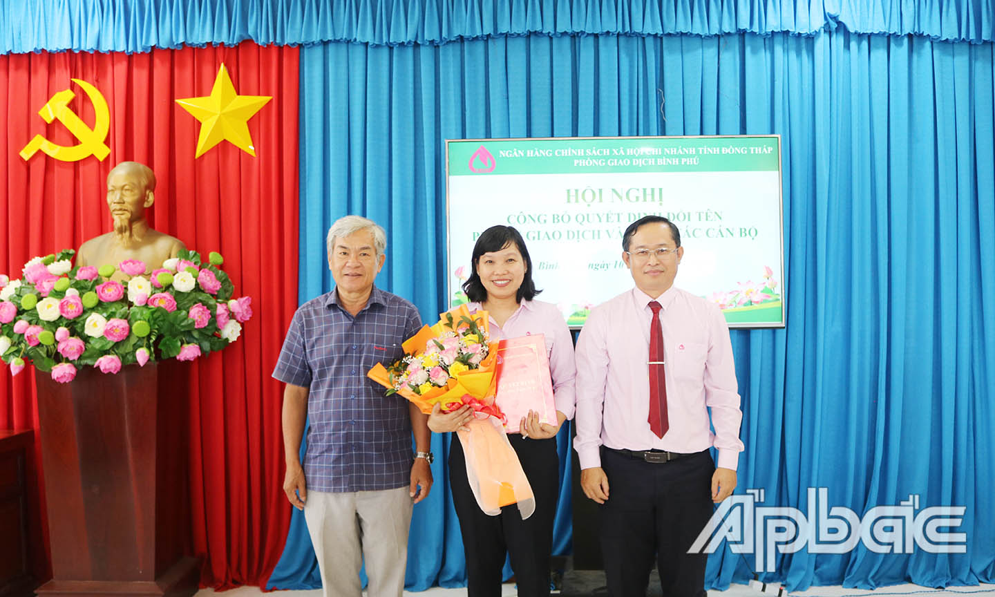 Lãnh đạo chi nhánh Ngân hàng và địa phương chúc mừng Giám đốc Phòng giao dịch.