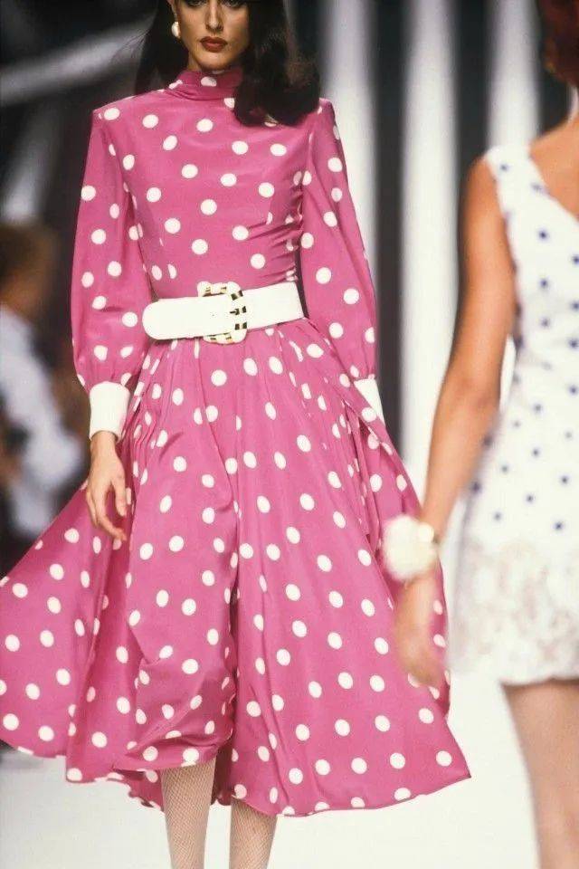 Hè này, họa tiết chấm bi "bùng nổ" trở lại: Cách mặc vừa retro vừa trendy khiến ai cũng ngoái nhìn- Ảnh 2.