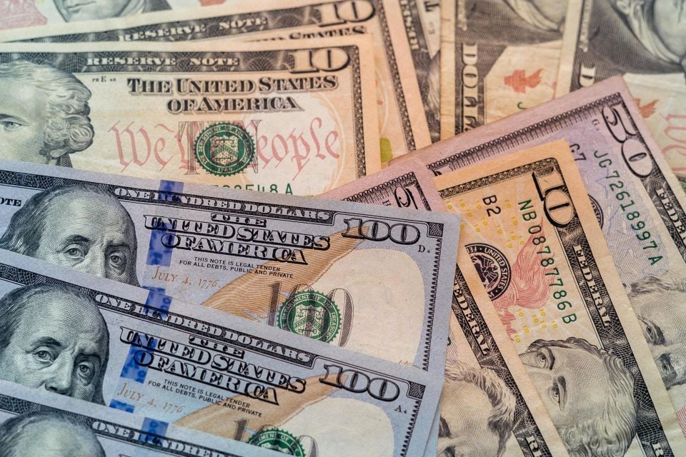 سعر الصرف الأجنبي في 10 يوليو 2025: انخفض الدولار الأمريكي قليلاً، وتوقف المؤشر عند 97.49