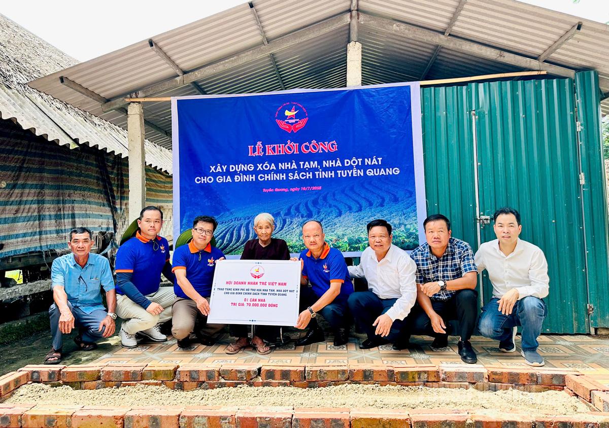 Hội Doanh nhân trẻ Việt Nam trao tiền hỗ trợ khởi công xây dựng nhà cho gia đình bà Đàm Thị Cử, thôn Làng Hản, xã Tân Trào.