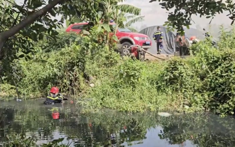 Cảnh sát ngâm mình liên tục dưới mương nước  để lấy nước chữa cháy vựa ve chai -1