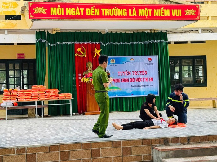Công an Thanh Hóa dạy bơi miễn phí cho thiếu nhi có hoàn cảnh khó khăn- Ảnh 1.