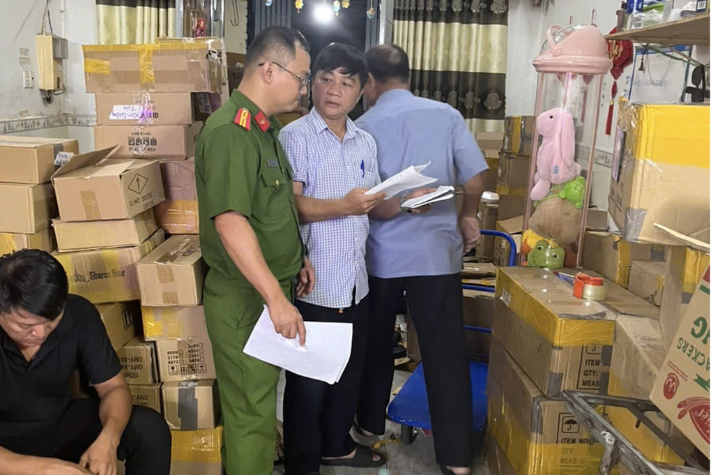Đề nghị Sở Y tế TPHCM khẩn trương xác minh vụ 10.000 chai nước hoa giả - 1