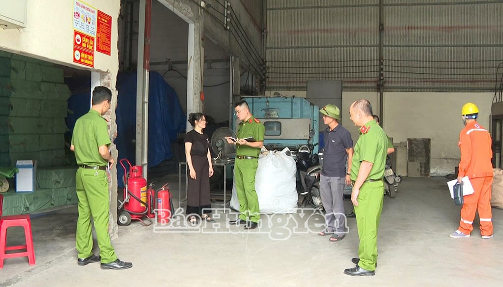 Đoàn kiểm tra liên ngành kiểm tra tại làng nghề Minh Khai, xã Như Quỳnh