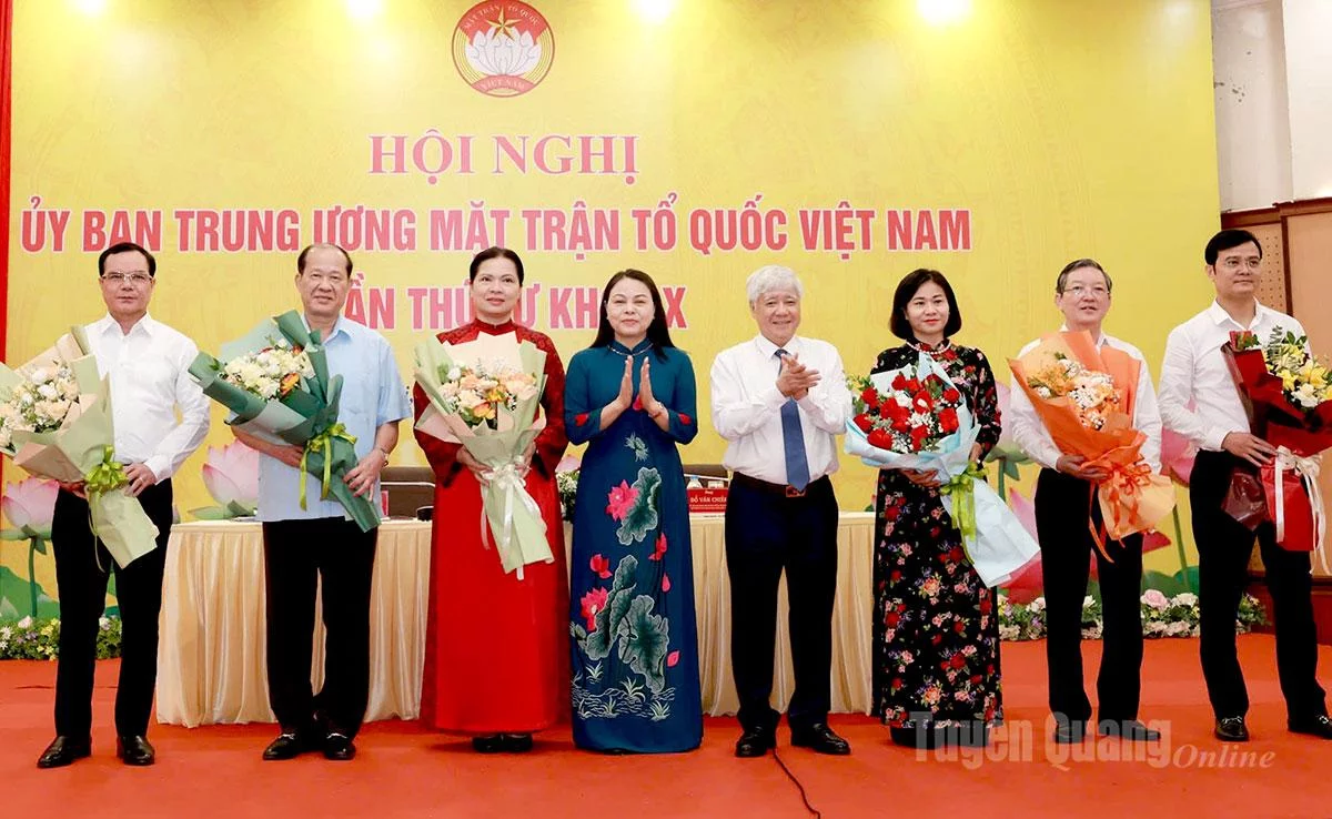 Đồng chí Hà Thị Nga, Ủy viên BCH Trung ương Đảng, Ủy viên Ban Thường vụ Đảng ủy MTTQ, các đoàn thể Trung ương, nguyên Bí thư Tỉnh ủy Tuyên Quang (cũ) được hiệp thương cử giữ chức Phó Chủ tịch Ủy ban Trung ương MTTQ Việt Nam.