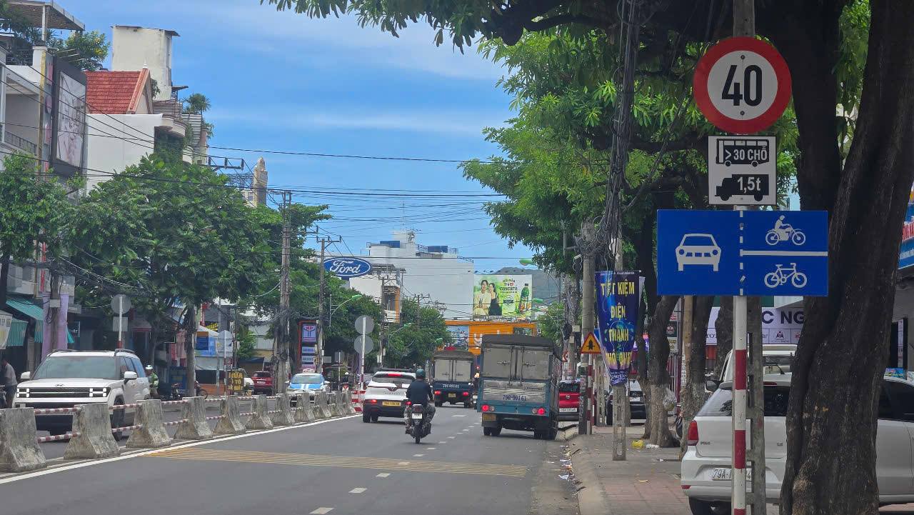 Xe tô tô đậu ở làn đường dành cho xe máy và xe thô sơ trên đường Lê Hồng Phong