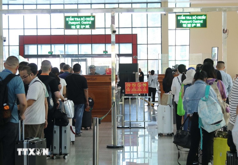 Hành khách xếp hàng làm thủ tục xuất nhập cảnh tại cửa khẩu Quốc tế Hữu Nghị (Lạng Sơn) theo quy định. (Ảnh: Quang Duy/TTXVN)