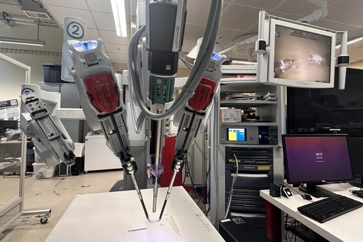 Robot phẫu thuật đạt được độ chính xác cao. (Nguồn: SCMP)