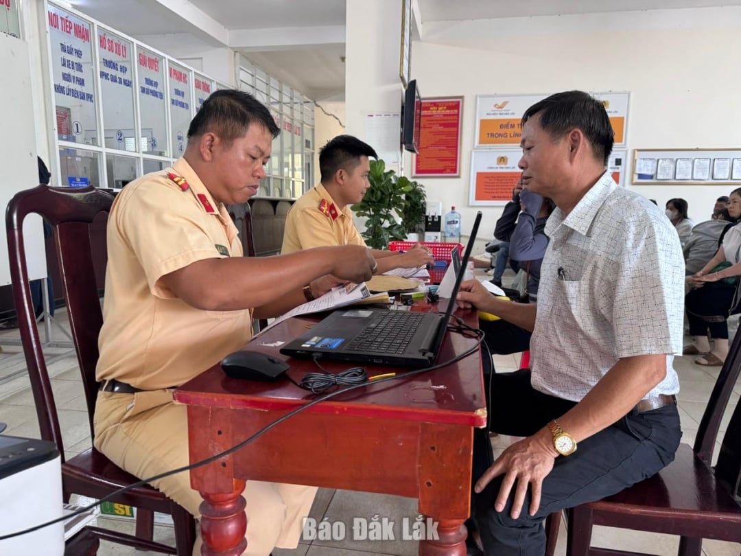 Người dân làm thủ tục hành chính tại Phòng CSGT (Công an tỉnh Đắk Lắk).