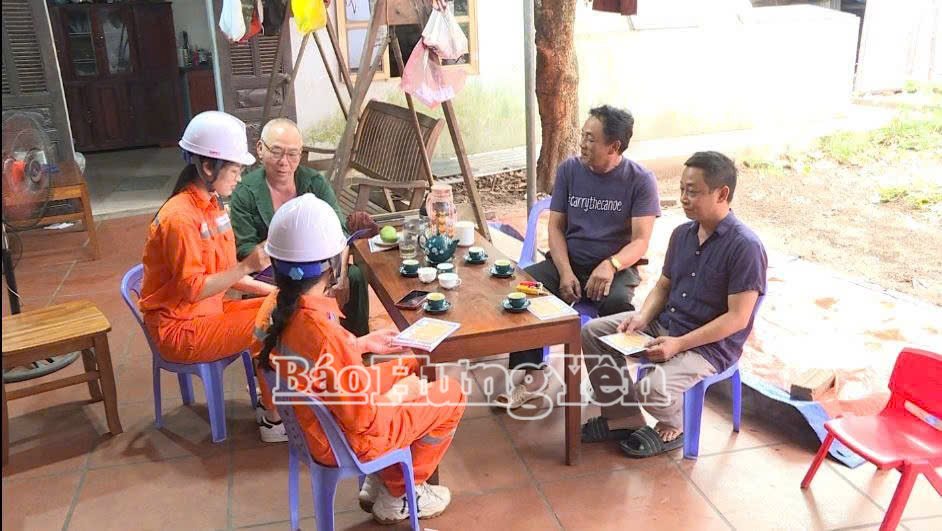 Nhân viên PC Hưng Yên tư vấn cách sử dụng điện tiết kiệm tại xã Châu Ninh