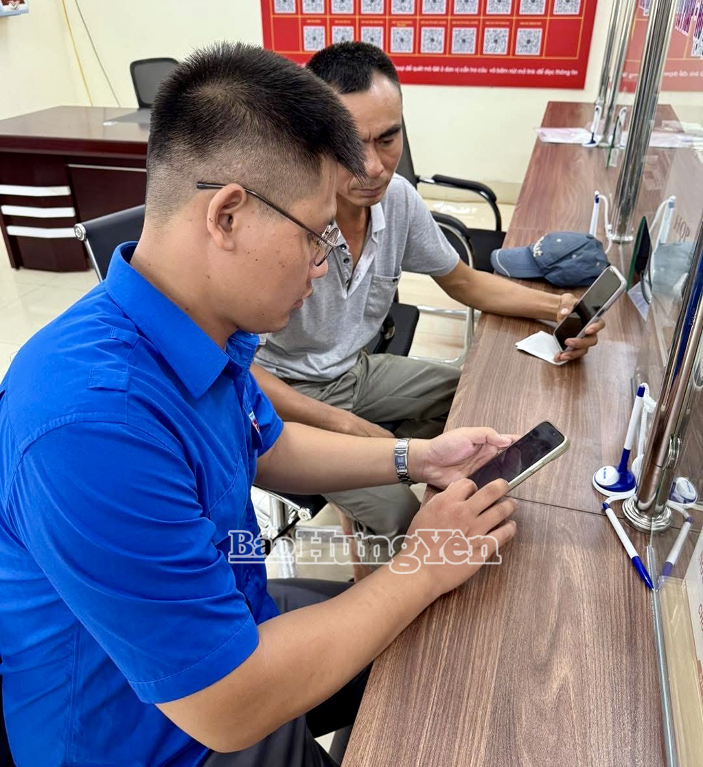 Đoàn viên thanh niên xã Văn Giang hướng dẫn người dân thực hiện các dịch vụ công trực tuyến