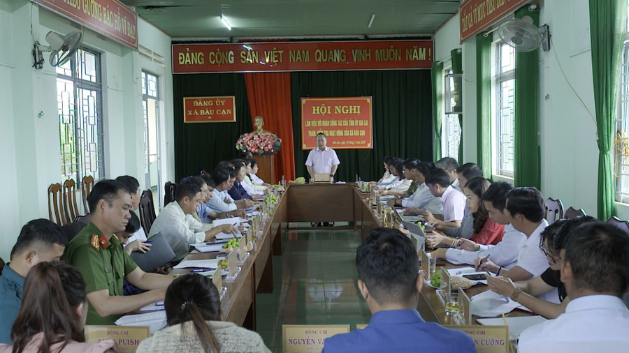 dong-chi-chau-ngoc-tuan-pbt-tinh-uy-truong-doan-dai-bieu-qh-tinh-lam-viec-voi-xa-bau-can.jpg