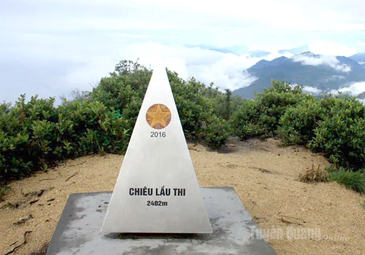 Cột mốc trên đỉnh Chiêu Lầu Thi. Ảnh CTV