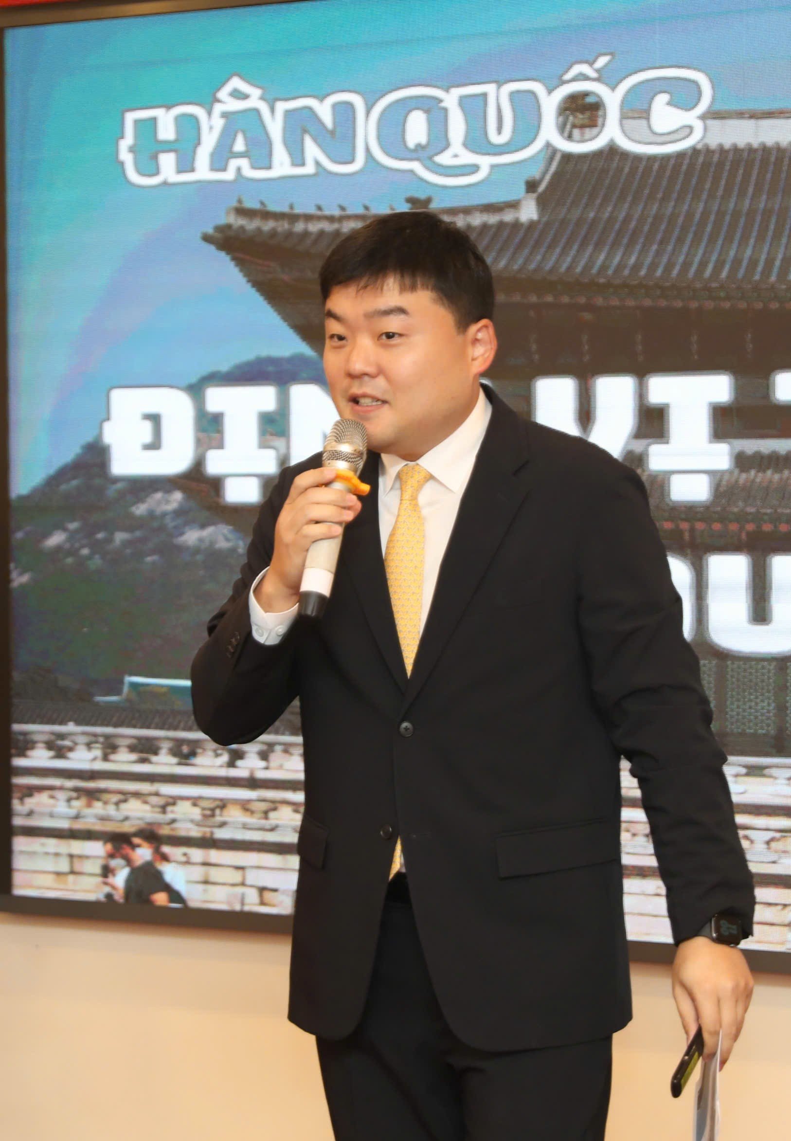 Ông Choi Seung Jin, Giám đốc Trung tâm Văn hóa Hàn Quốc tại Việt Nam phát biểu tại tọa đàm. (Ảnh: BTC)