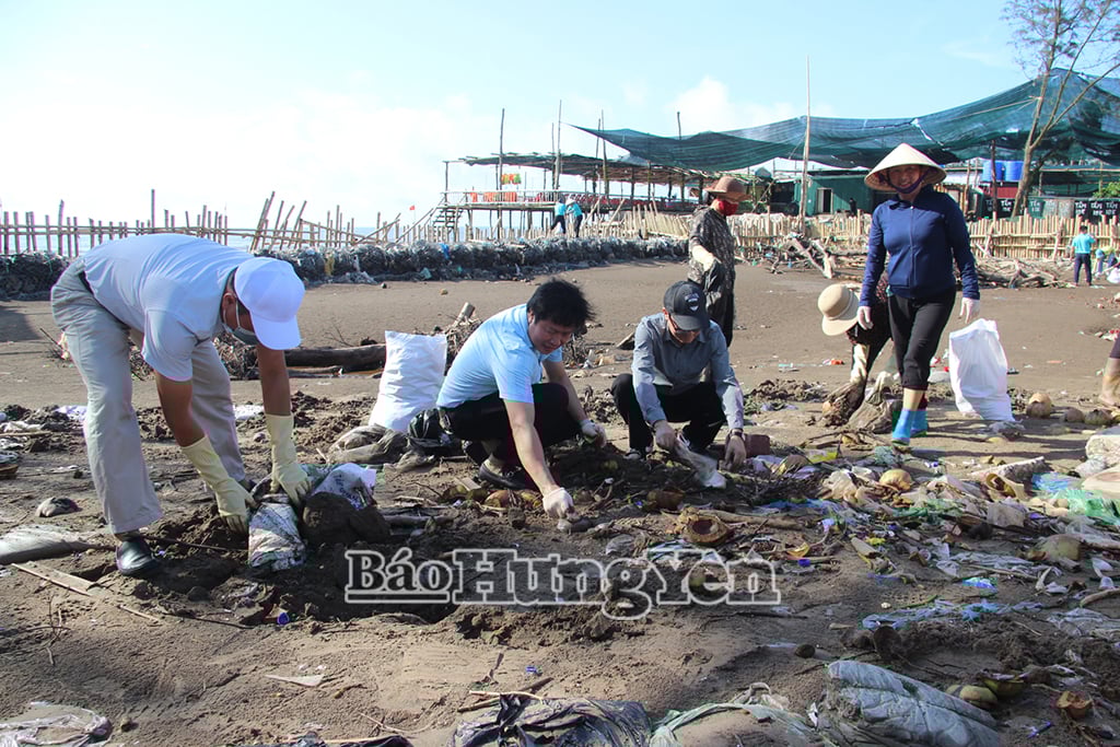 Dọn dẹp rác thải tại bãi biển Cồn Vành