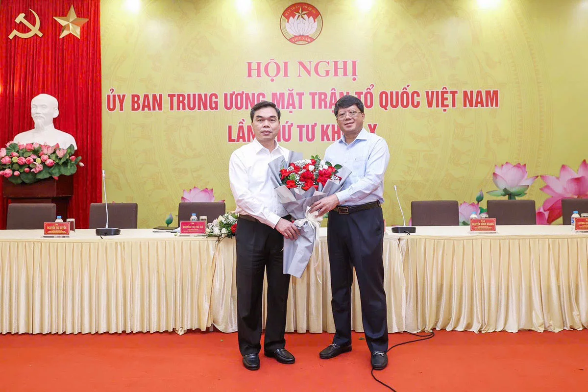 Đồng chí Phó Chủ tịch Thường trực Uỷ ban Trung ương MTTQ Việt Nam tỉnh Hà Trung Kiên tặng hoa chúc mừng đồng chí Ma Thế Hồng.