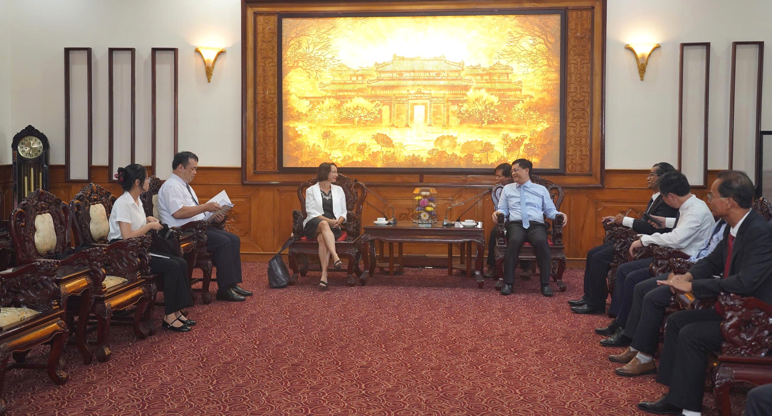 អនុប្រធានអចិន្ត្រៃយ៍នៃគណៈកម្មាធិការប្រជាជនទីក្រុង លោក Nguyen Thanh Binh បានទទួលជួបទីប្រឹក្សាវប្បធម៌នៃស្ថានទូតបារាំង