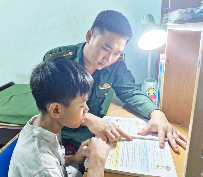 Khi người lính làm "cha đỡ đầu" của trẻ khó khăn - Ảnh 3.