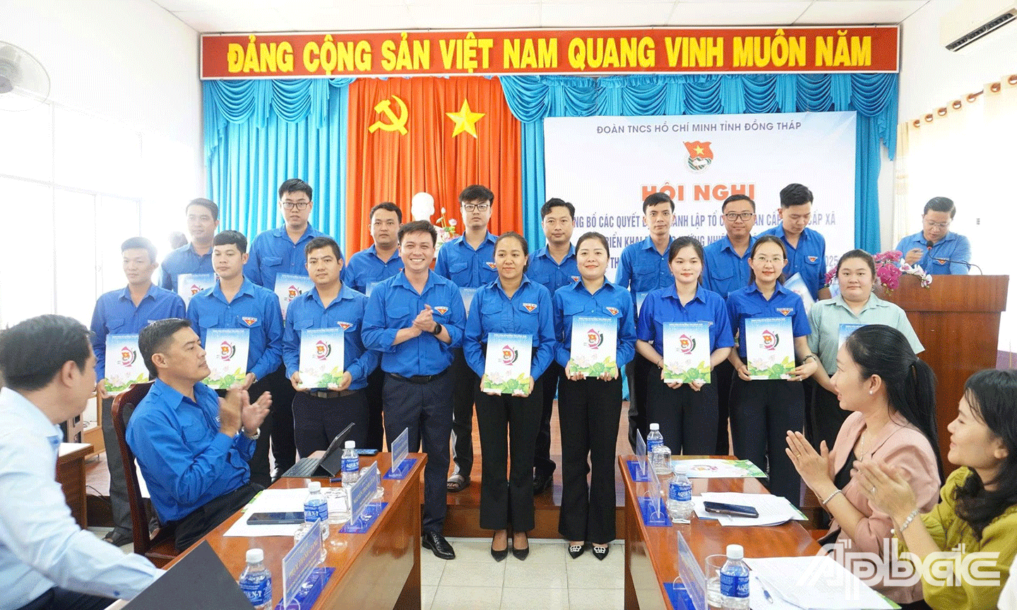 ការផ្តល់រង្វាន់ដល់ការសម្រេចចិត្តបង្កើត និងបើកដំណើរការអង្គការសម្ព័ន្ធយុវជនចំនួន ១០២ នៅថ្នាក់ឃុំ និងសង្កាត់