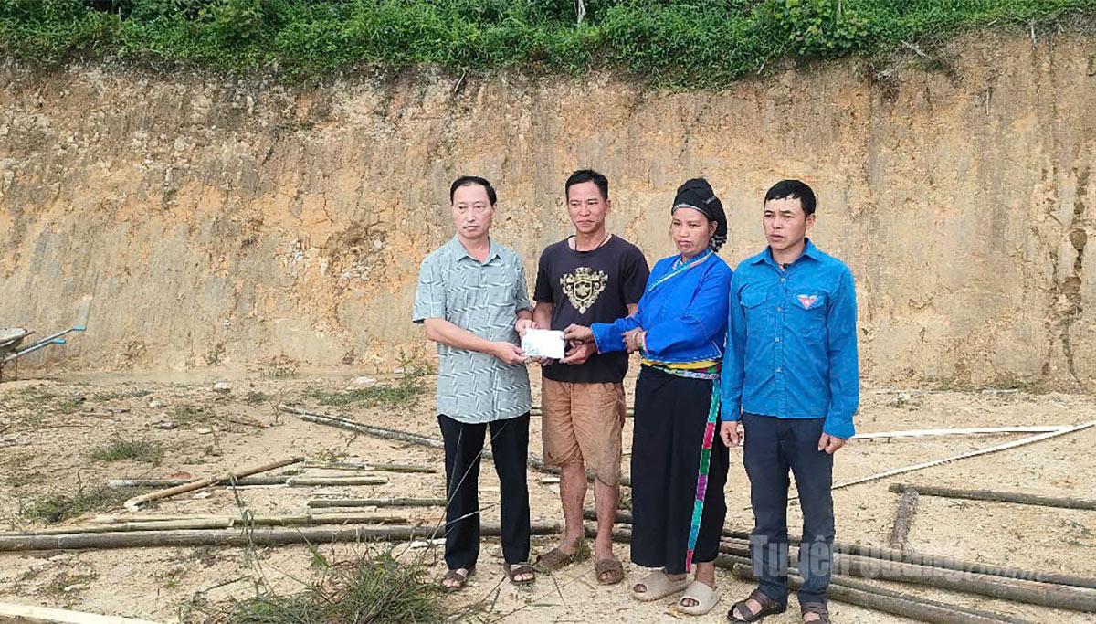  Lãnh đạo xã Hoàng Su Phì trao tiền hỗ trợ gia đình ông Lèng Văn Săn, thôn Thượng 2 di chuyển đến nơi ở mới.
