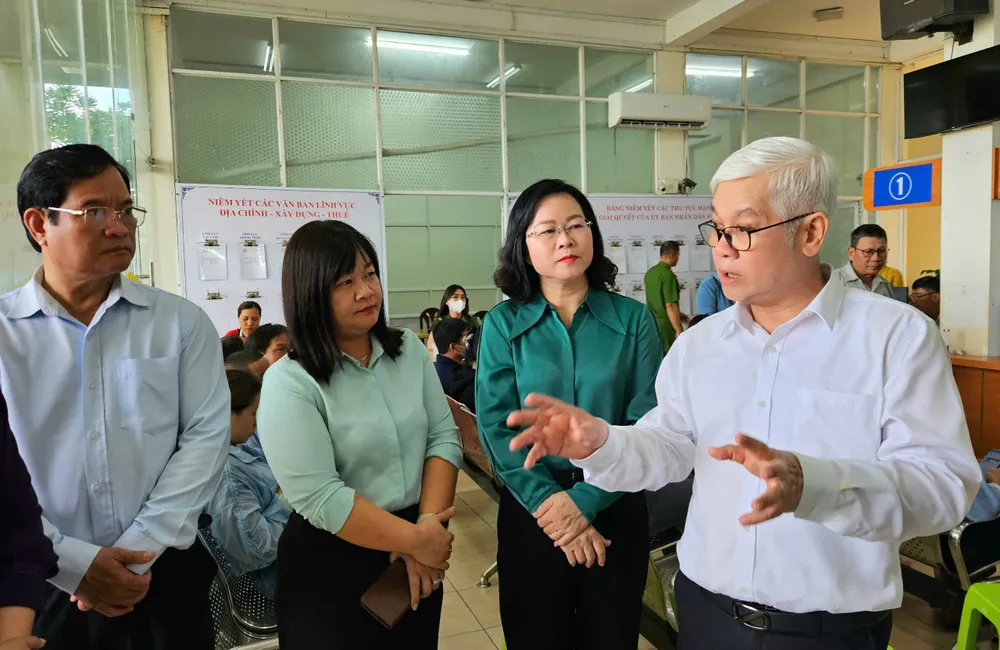 សមមិត្ត Nguyen Van Loi សន្ទនាជាមួយថ្នាក់ដឹកនាំវួដ Dong Hung Thuan នៅមជ្ឈមណ្ឌលសេវារដ្ឋបាលសាធារណៈរបស់វួដ។ រូបថត៖ NGO BINH