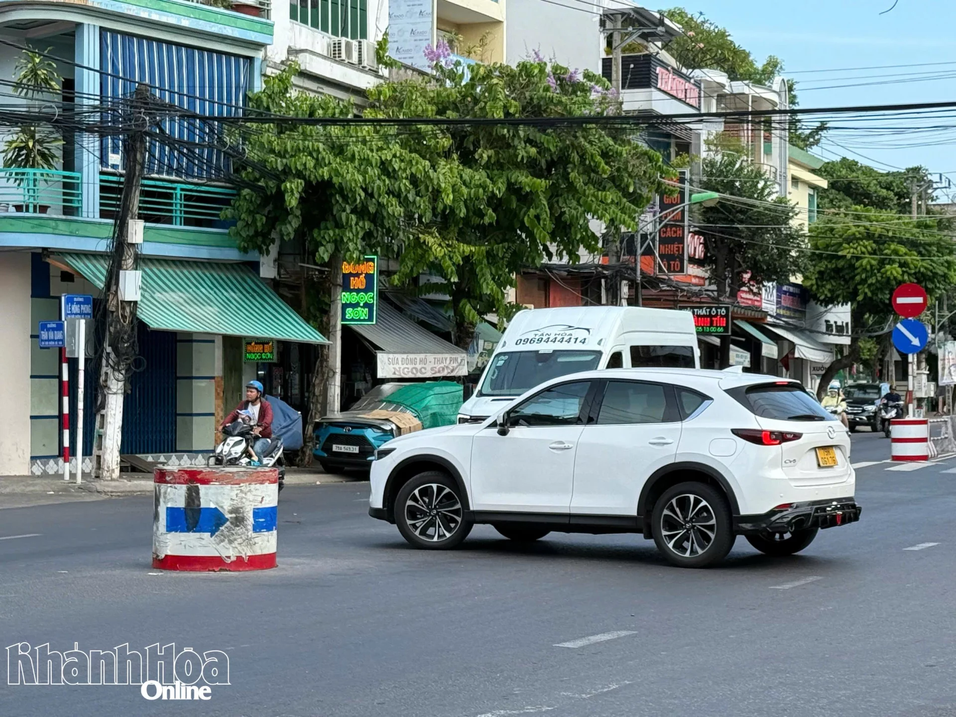 Xe  ô  tô  đi  từ  đường  số  13 ra  đường  Lê  Hồng  Phong  rồi  rẽ  trái, trong  khi  có  biển  báo  cấm  rẽ  trái
