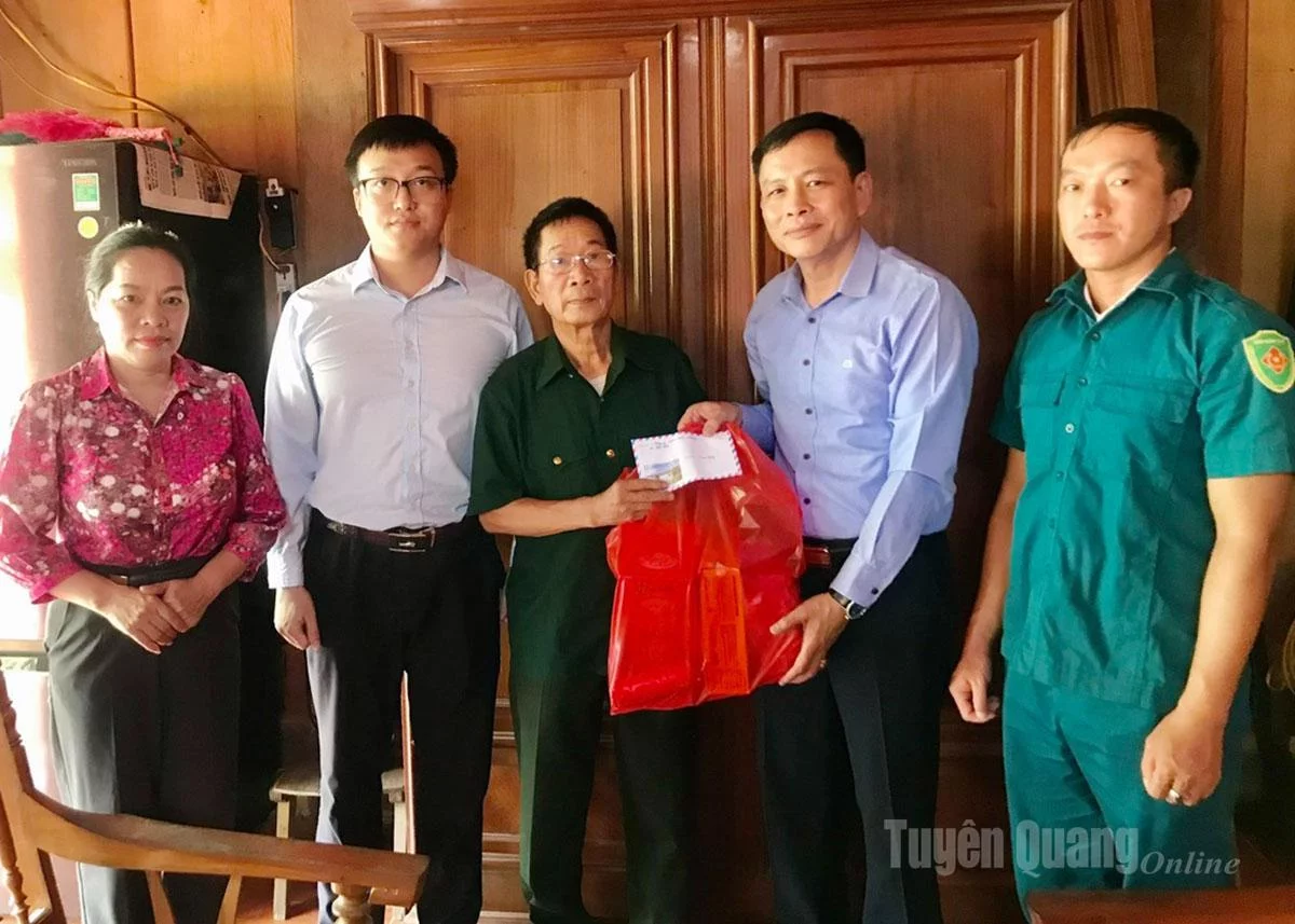 Lãnh đạo Đảng ủy xã Kiến Thiết tặng quà gia đình thương binh Đào Duy Bích, thôn Làng Làm.