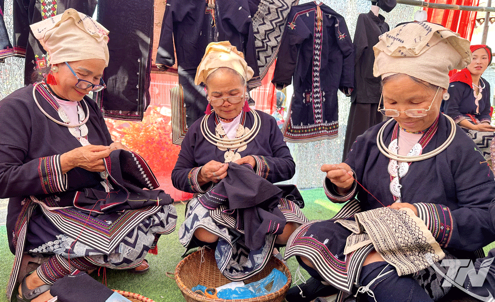 Preserving traditional costumes of Dao Tien ethnic group in Ban Bung