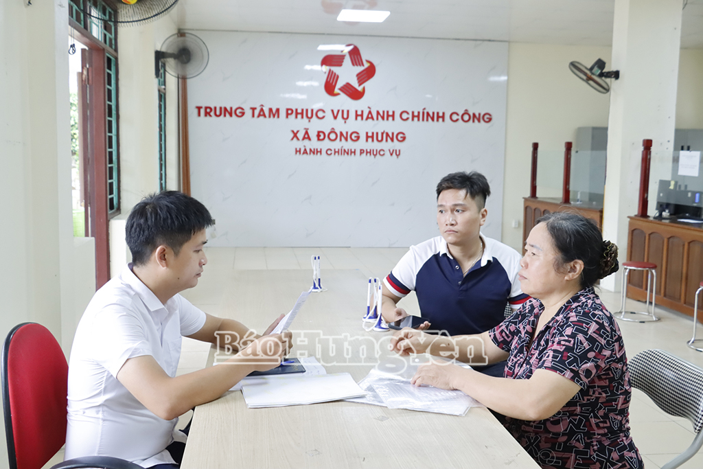 Cán bộ Trung tâm Phục vụ hành chính công xã Đông Hưng hướng dẫn người dân thực hiện thủ tục hành chính.