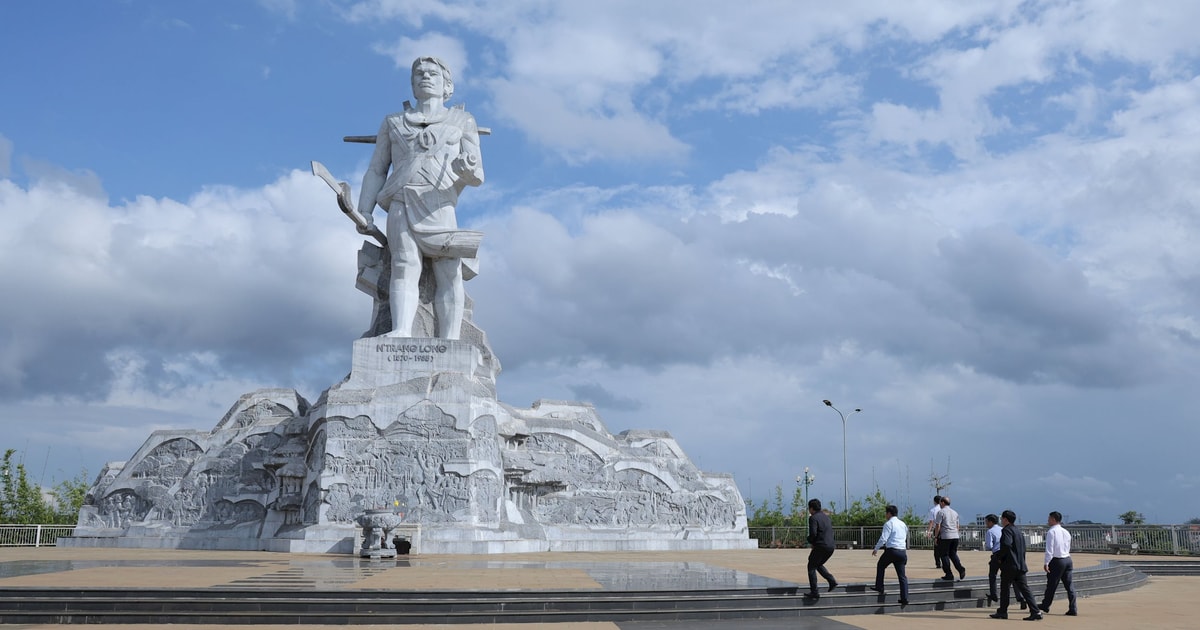 Phó Chủ tịch UBND tỉnh Nguyễn Hồng Hải thăm, động viên cán bộ, công chức phường Nam Gia Nghĩa