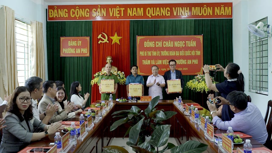 dong-chi-chau-ngoc-tuan-tang-qua-cho-phuong-an-phu.jpg