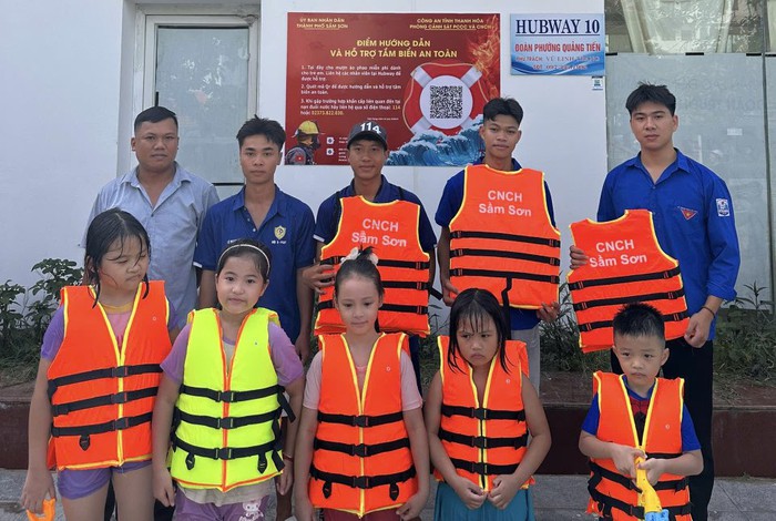Công an Thanh Hóa dạy bơi miễn phí cho thiếu nhi có hoàn cảnh khó khăn- Ảnh 3.
