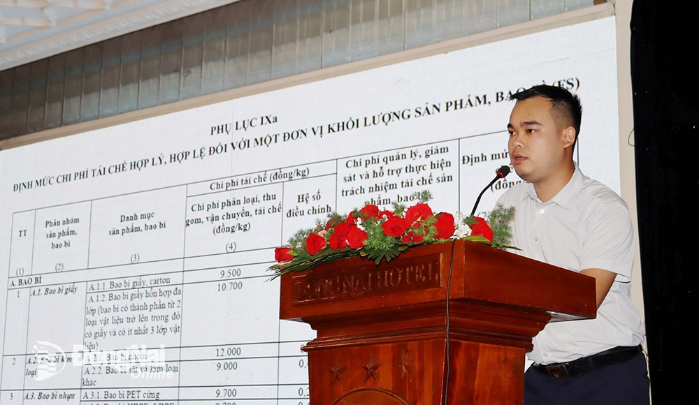 Đại diện Cục Môi trường phổ biến các quy định về bảo vệ môi trường tại hội thảo. Ảnh: Ban Mai
