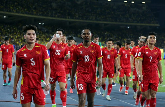Bảng xếp hạng FIFA: Đội tuyển Việt Nam vẫn xếp trên Indonesia và Malaysia, Thái Lan thì sao?- Ảnh 1.